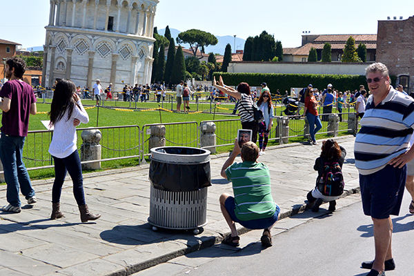 Capturing the visit to the leaning tower